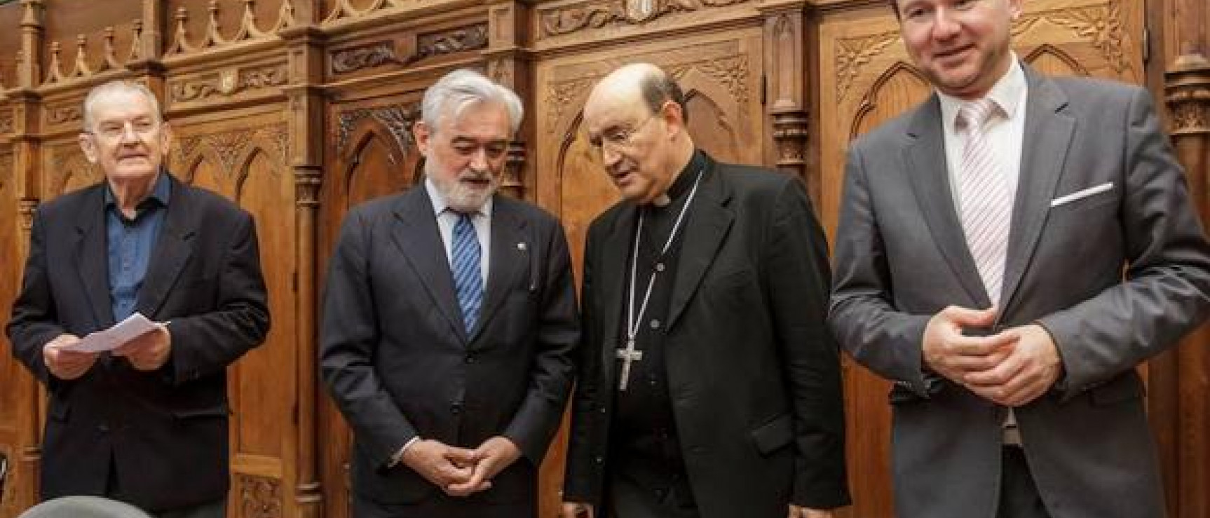 Darío Villanueva se reúne con miembros de la Fundación VIII Centenario de la Catedral de Burgos. Foto: EFE