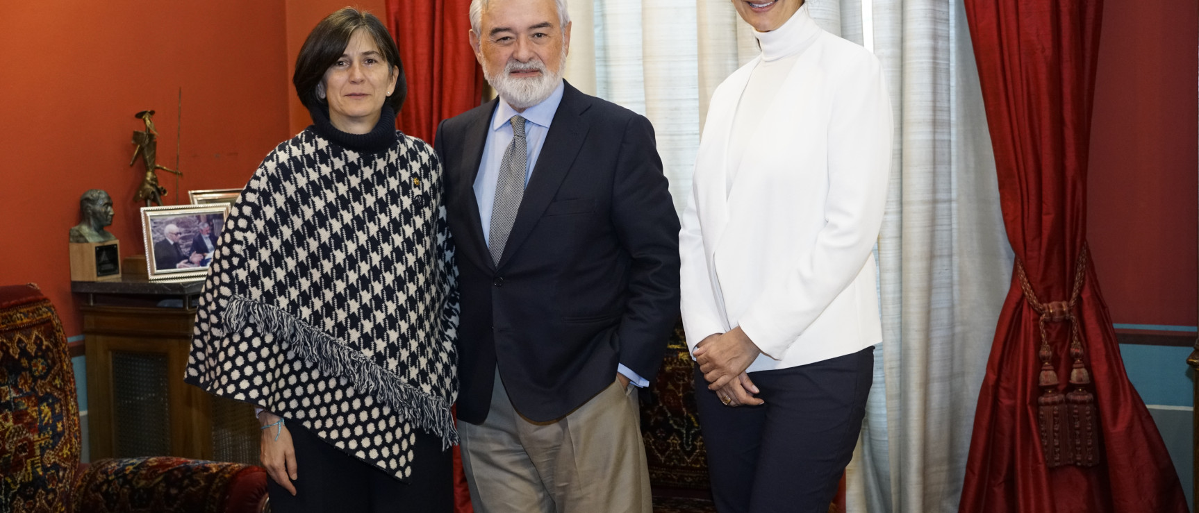 Darío Villanueva junto a la embajadora en funciones de Colombia, Victoria Pauwels, y la consejera, Marcela Durán.