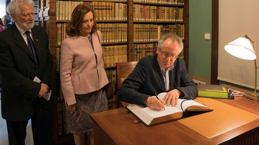 El presidente de la Academia Alemana de la Lengua y la Poesía firma en el libro de honor de la RAE.