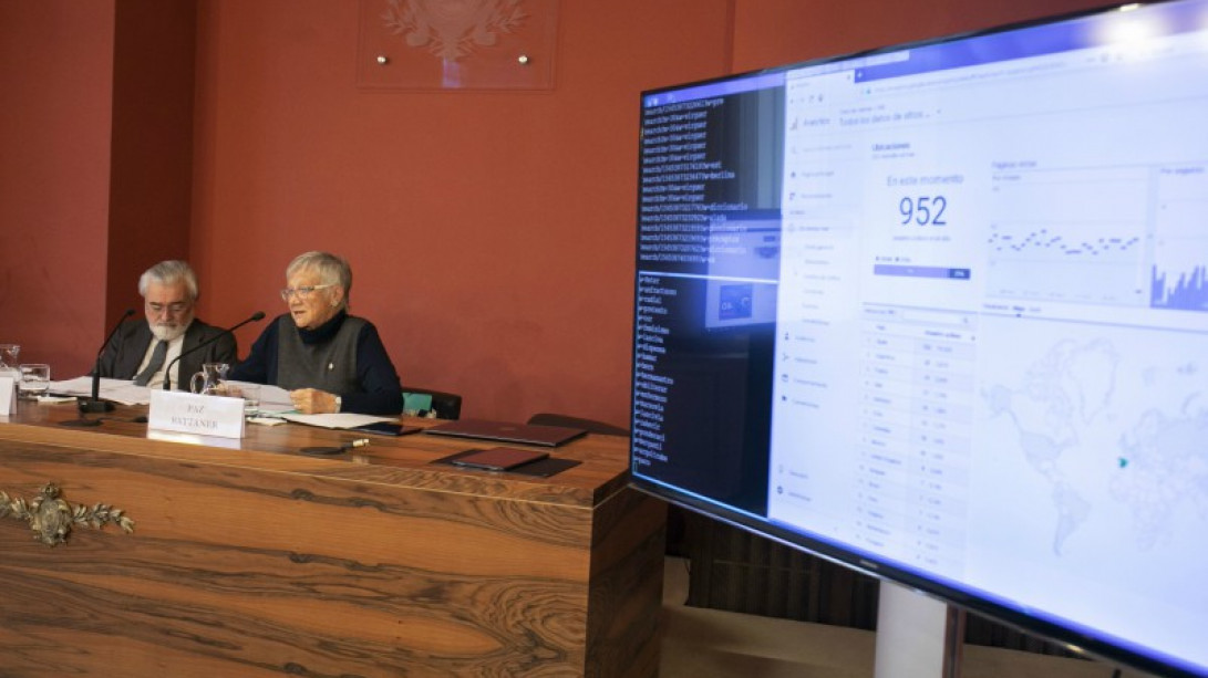Villanueva y Battaner junto a los datos de consulta en línea del diccionario. Foto:Alberto Cuéllar