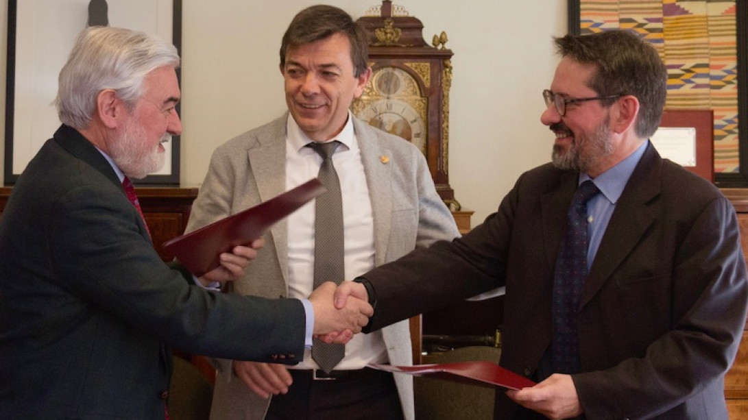 Los firmantes del convenio con el rector. De izquierda a derecha: Darío Villanueva, Carlos Andradas y Álvaro José Torrente.