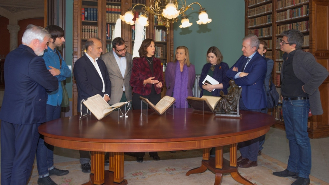 Los representantes de la Comisión de Cultura del Congreso visitan la biblioteca académica.